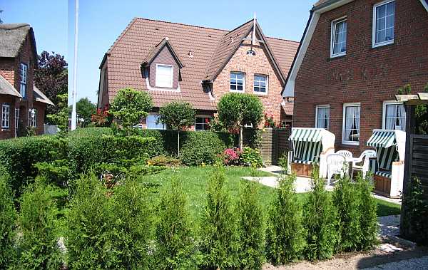 Gartenansicht mit Terrasse und Strandkörben